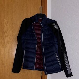Tommy Hilfiger Navy Puffer Jacket with Black Sleeves and Burgundy Lining